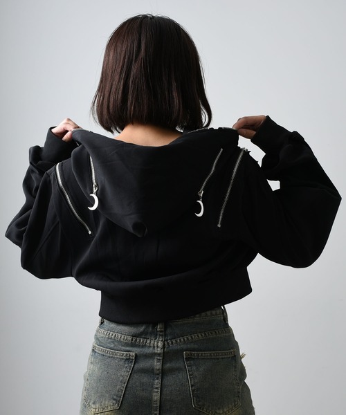 .KOM(ドットコム)の「A'GEM/9 × .kom 『.KOM/ドットケーオーエム』デザインクロップパーカー(パーカー・レディース・ブラック・M)」の9枚目の写真
