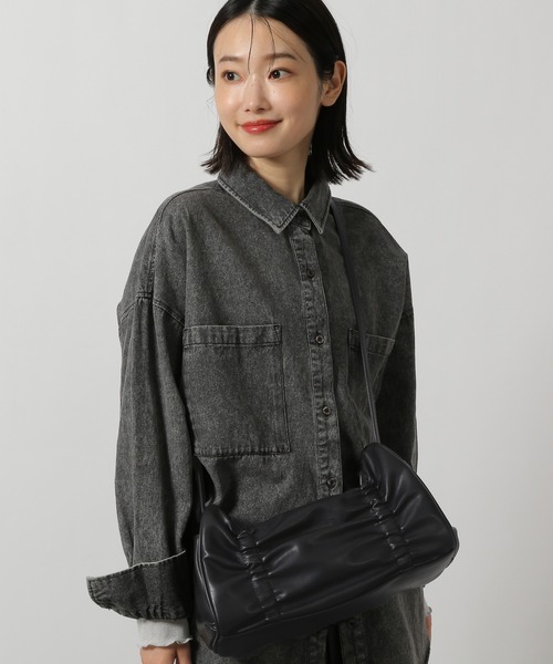 LAKOLE（ラコレ）の「シャーリングチューブショルダーバッグ / 253090（ショルダーバッグ・レディース・ブラック/ブラウン/シルバー・FREE）」の2枚目の写真