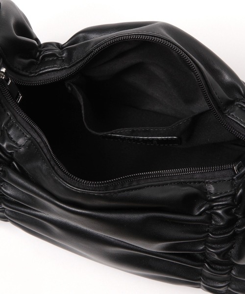 LAKOLE（ラコレ）の「シャーリングチューブショルダーバッグ / 253090（ショルダーバッグ・レディース・ブラック/ブラウン/シルバー・FREE）」の6枚目の写真