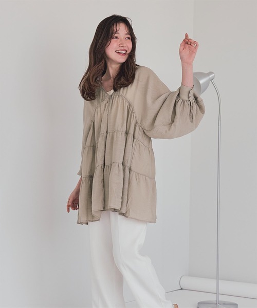 titivate(ティティベイト)の「Vネックティアードチュニックブラウス(シャツ/ブラウス・レディース・グレイッシュベージュ/ライトグリーン/グレイッシュブルー/オフホワイト/ブラック・S/L/M)」の22枚目の写真