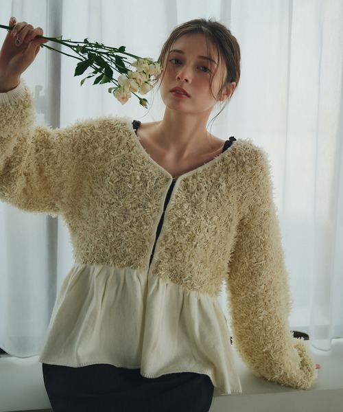 fupel（フぺル）の「peplum feather yarn knit cardigan / ペプラムフェザーヤーンニットカーディガン（カーディガン/ボレロ・レディース・アイボリー/グレー・FREE）」の4枚目の写真