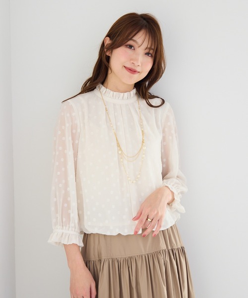 Rose Tiara(ローズティアラ)の「ドットジャカードバルーンヘムブラウス(シャツ/ブラウス・レディース・ブラック/オフホワイト/ピンク/ベージュ・38/42/46)」の2枚目の写真