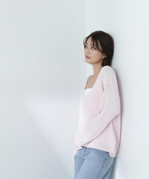 NATURAL BEAUTY BASIC(ナチュラルビューティーベーシック)の「◇【Oggi掲載】ディープVネックボクシーニット(ニット/セーター・レディース・ブルー/ネイビー/ベージュ/ピンク・FREE)」の4枚目の写真