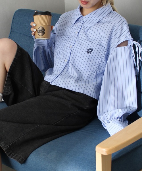 SpRay（スプレイ）の「肩リボンクロップドシャツ（シャツ/ブラウス・レディース・オフホワイト/ホワイト×ブラック/ブラック×ホワイト/サックスブルー/ブルー系その他/チャコールグレー/ブルー系その他2・FREE）」の6枚目の写真