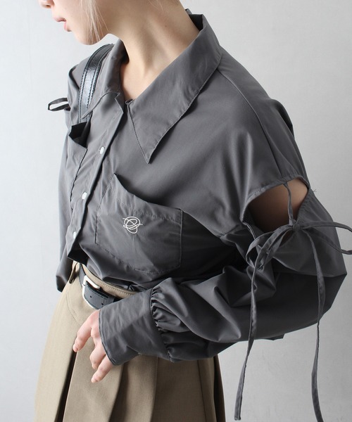 SpRay（スプレイ）の「肩リボンクロップドシャツ（シャツ/ブラウス・レディース・オフホワイト/ホワイト×ブラック/ブラック×ホワイト/サックスブルー/ブルー系その他/チャコールグレー/ブルー系その他2・FREE）」の5枚目の写真