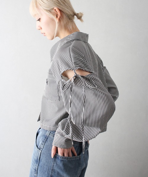 SpRay（スプレイ）の「肩リボンクロップドシャツ（シャツ/ブラウス・レディース・オフホワイト/ホワイト×ブラック/ブラック×ホワイト/サックスブルー/ブルー系その他/チャコールグレー/ブルー系その他2・FREE）」の21枚目の写真