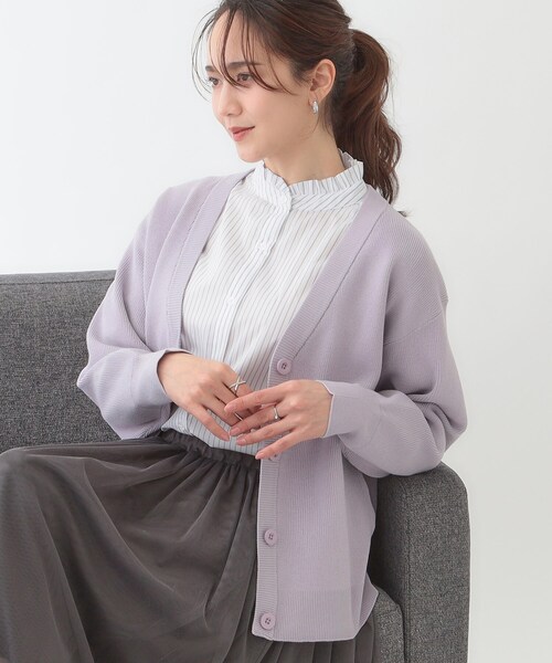 SHOO・LA・RUE(シューラルー)の「【洗える/S-LL】ドライタッチが心地よい 畦編みVネックカーディガン(カーディガン/ボレロ・レディース・ベージュ/パープル/ネイビー/アイボリー・01/02/03/04)」の4枚目の写真