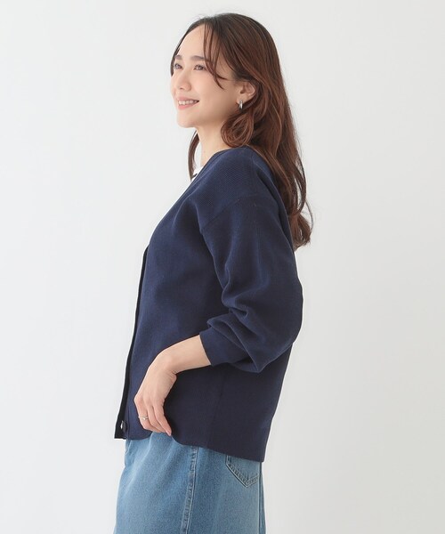 SHOO・LA・RUE(シューラルー)の「【洗える/S-LL】ドライタッチが心地よい 畦編みVネックカーディガン(カーディガン/ボレロ・レディース・ベージュ/パープル/ネイビー/アイボリー・01/02/03/04)」の21枚目の写真