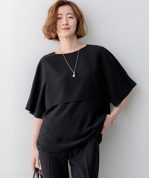 23区 L(ニジュウサンクオオキイサイズ)の「ストレッチジョーゼット ケープデザイン カットソー(Tシャツ/カットソー・レディース・ブラック系/ダークブラウン系/ベージュ系/ホワイト系/スモーキーグリーン系/ネイビー系/ピンク/ライトブルー・46/44)」の2枚目の写真
