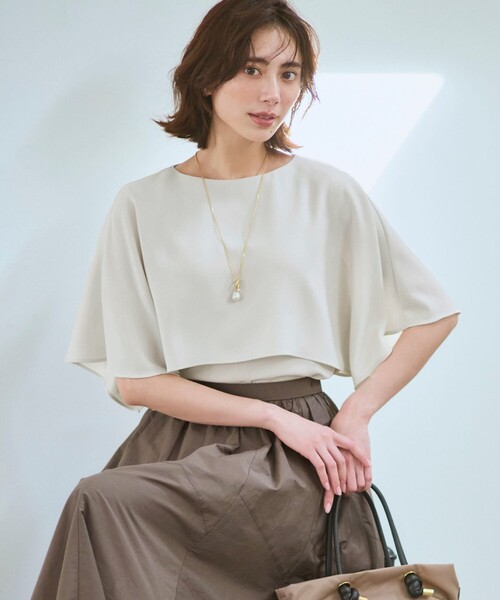 23区 L(ニジュウサンクオオキイサイズ)の「ストレッチジョーゼット ケープデザイン カットソー(Tシャツ/カットソー・レディース・ブラック系/ダークブラウン系/ベージュ系/ホワイト系/スモーキーグリーン系/ネイビー系/ピンク/ライトブルー・46/44)」の4枚目の写真