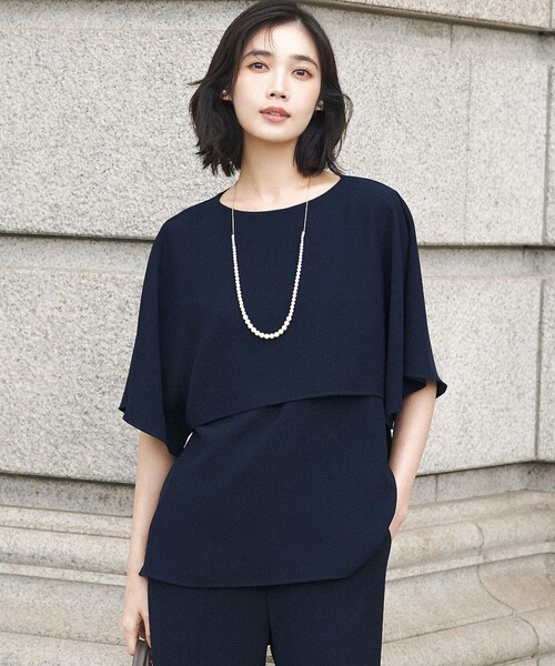 23区 L(ニジュウサンクオオキイサイズ)の「ストレッチジョーゼット ケープデザイン カットソー(Tシャツ/カットソー・レディース・ブラック系/ダークブラウン系/ベージュ系/ホワイト系/スモーキーグリーン系/ネイビー系/ピンク/ライトブルー・46/44)」の7枚目の写真