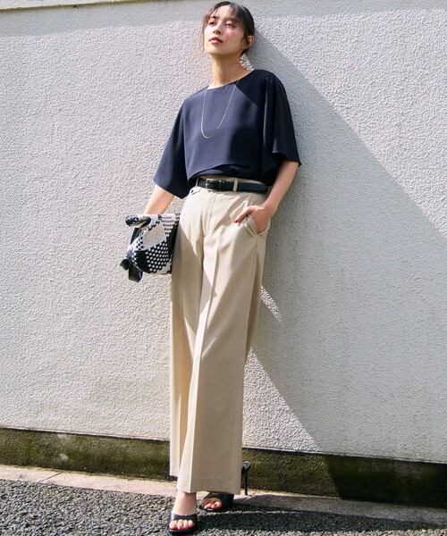 23区 L(ニジュウサンクオオキイサイズ)の「ストレッチジョーゼット ケープデザイン カットソー(Tシャツ/カットソー・レディース・ブラック系/ダークブラウン系/ベージュ系/ホワイト系/スモーキーグリーン系/ネイビー系/ピンク/ライトブルー・46/44)」の18枚目の写真