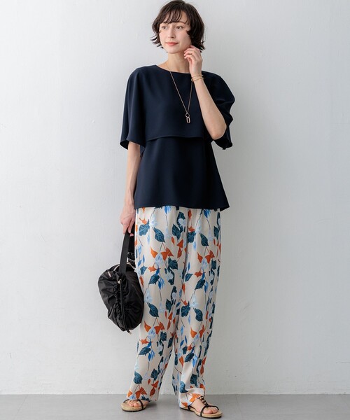 23区 L(ニジュウサンクオオキイサイズ)の「ストレッチジョーゼット ケープデザイン カットソー(Tシャツ/カットソー・レディース・ブラック系/ダークブラウン系/ベージュ系/ホワイト系/スモーキーグリーン系/ネイビー系/ピンク/ライトブルー・46/44)」の21枚目の写真