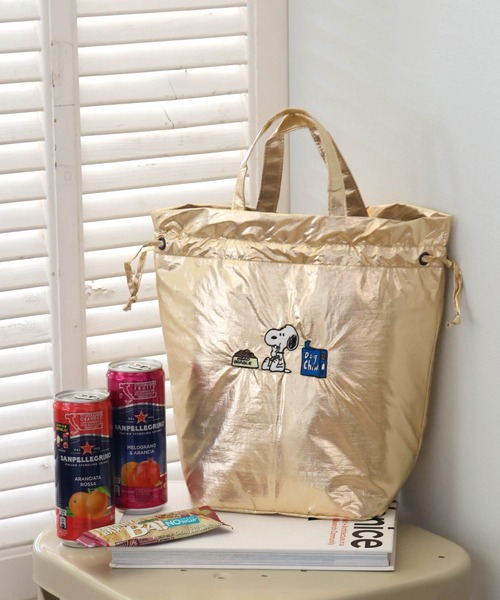 BAYFLOW（ベイフロー）の「[500mlペットボトル収納可]【PEANUTS】保冷保温巾着トート（トートバッグ・レディース・イエロー/ライトグレー/ブラック/アイボリー/ライトブルー・0）」の5枚目の写真