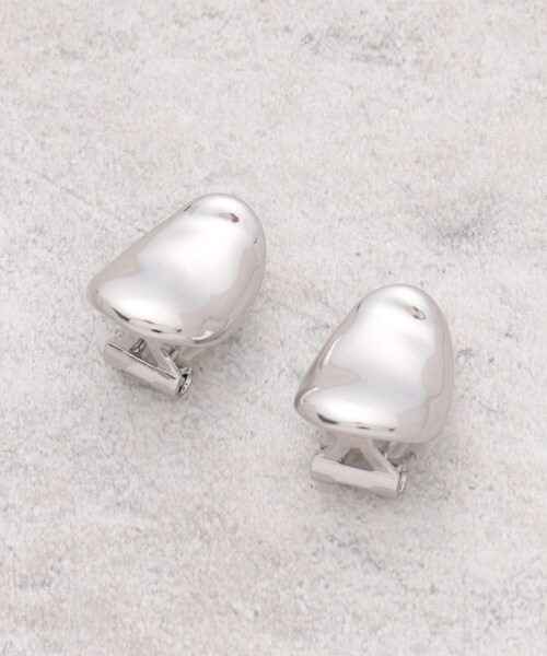 OPAQUE.CLIP（オペークドットクリップ）の「ビーンズメタルイヤリング（イヤリング・レディース・ゴールド/シルバー・00）」の2枚目の写真