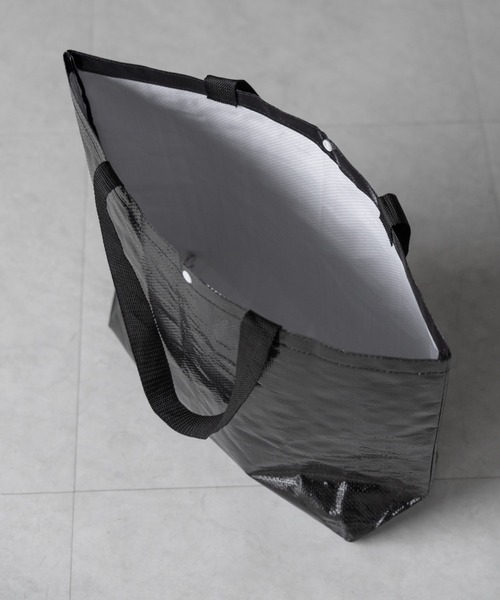 me+em select(ミームセレクト)の「LOGO TARPAULIN SHOPPER BAG BLACK / ロゴターポリンショッパーバッグブラック(エコバッグ/サブバッグ・レディース・ブラック・MEDIUM)」の5枚目の写真