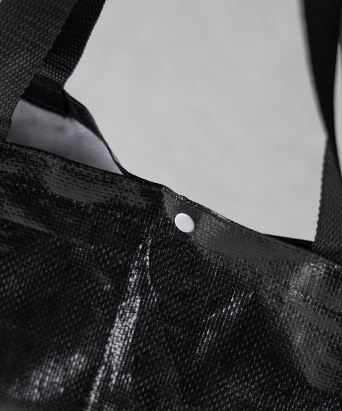 me+em select(ミームセレクト)の「LOGO TARPAULIN SHOPPER BAG BLACK / ロゴターポリンショッパーバッグブラック(エコバッグ/サブバッグ・レディース・ブラック・MEDIUM)」の6枚目の写真