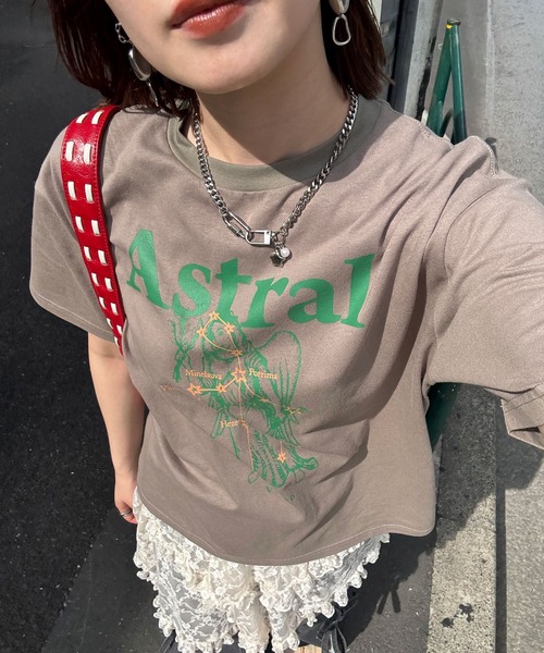 CIAOPANIC（チャオパニック）の「星座プリントTEE（Tシャツ/カットソー・レディース・ブラック/サックスブルー/グレイッシュベージュ/チャコールグレー/ネイビー/ベージュ/イエロー/パープル/サーモンピンク/レッド/ピンク/ホワイト・FREE）」の6枚目の写真