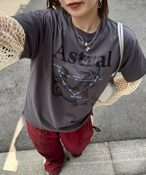 CIAOPANIC（チャオパニック）の「星座プリントTEE（Tシャツ/カットソー・レディース・ブラック/サックスブルー/グレイッシュベージュ/チャコールグレー/ネイビー/ベージュ/イエロー/パープル/サーモンピンク/レッド/ピンク/ホワイト・FREE）」の4枚目の写真