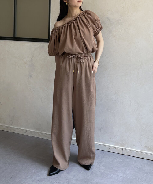 Thevon(ゼボン)の「ギャザーブラウス×パンツセットアップ(つなぎ/オールインワン・レディース・ブラック/チャコールグレー/ベージュ・S/M)」の6枚目の写真