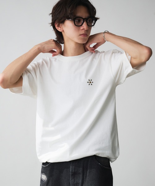 Adoon plain（アドーンプレーン）の「Vintage-like Studded T-Shirt / ヴィンテージライクスタッズTシャツ（Tシャツ/カットソー・メンズ・オフホワイト/ネイビー/ブラック/ブラウン/レッド系その他・MEDIUM/LARGE）」の2枚目の写真