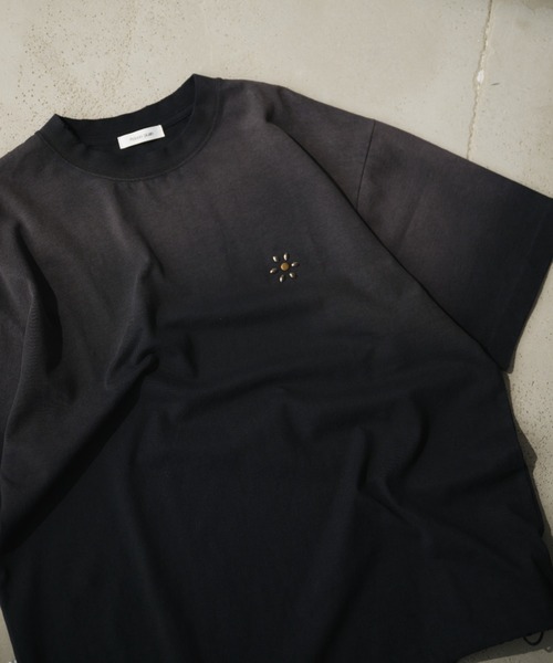 Adoon plain（アドーンプレーン）の「Vintage-like Studded T-Shirt / ヴィンテージライクスタッズTシャツ（Tシャツ/カットソー・メンズ・オフホワイト/ネイビー/ブラック/ブラウン/レッド系その他・MEDIUM/LARGE）」の3枚目の写真