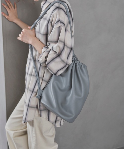 feepur(フェピュール)の「ボンサックバッグ(ショルダーバッグ・レディース・ブラック/ブルー・FREE)」の1枚目の写真