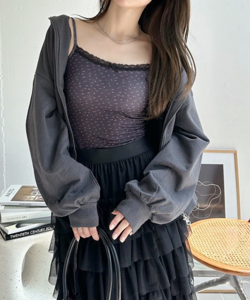 TREOVER(トレオーバー)の「トレンドの小花柄デザインがポイント♪レース切り替えカップ付きキャミソール(キャミソール・レディース・ブラック/ブルー/アイボリー・FREE)」の16枚目の写真