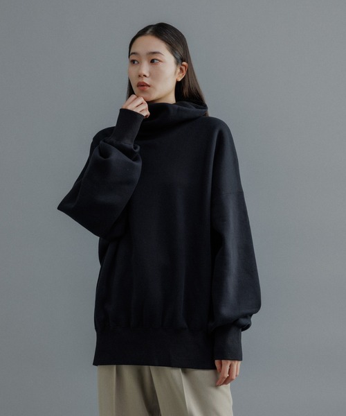 ADAM ET ROPE'(アダムエロペ)の「【WEB限定】ボリュームスリーブ 裏起毛 スウェット オフタートルネック / ユニセックス(スウェット・メンズ・ホワイト/チャコールグレー/ブラック・S/M/L)」の10枚目の写真