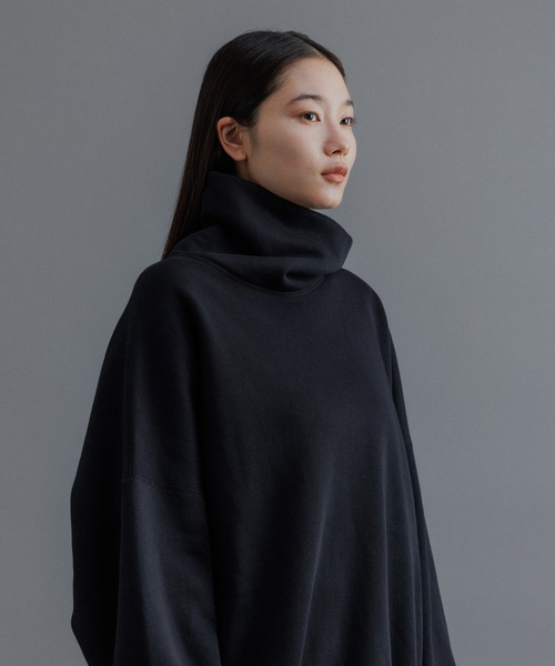 ADAM ET ROPE'(アダムエロペ)の「【WEB限定】ボリュームスリーブ 裏起毛 スウェット オフタートルネック / ユニセックス(スウェット・メンズ・ホワイト/チャコールグレー/ブラック・S/M/L)」の11枚目の写真