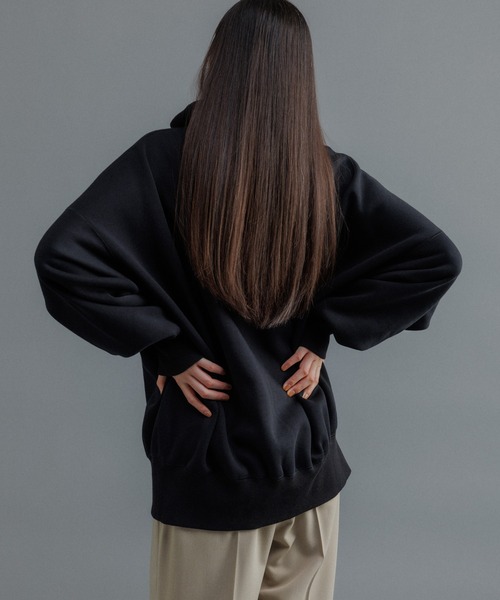 ADAM ET ROPE'(アダムエロペ)の「【WEB限定】ボリュームスリーブ 裏起毛 スウェット オフタートルネック / ユニセックス(スウェット・メンズ・ホワイト/チャコールグレー/ブラック・S/M/L)」の13枚目の写真