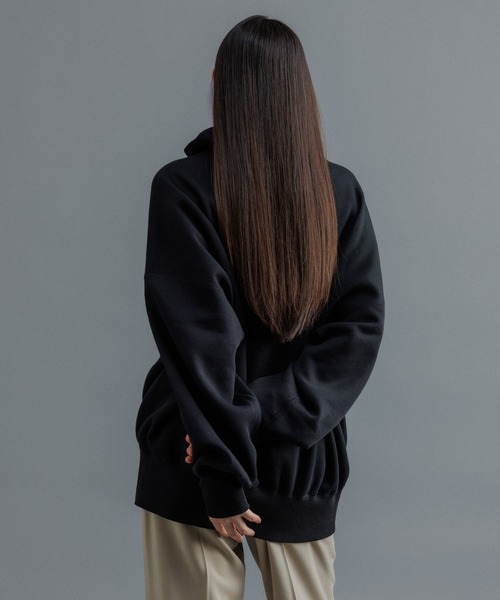 ADAM ET ROPE'(アダムエロペ)の「【WEB限定】ボリュームスリーブ 裏起毛 スウェット オフタートルネック / ユニセックス(スウェット・メンズ・ホワイト/チャコールグレー/ブラック・S/M/L)」の14枚目の写真