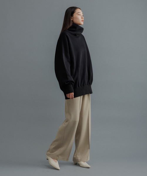 ADAM ET ROPE'(アダムエロペ)の「【WEB限定】ボリュームスリーブ 裏起毛 スウェット オフタートルネック / ユニセックス(スウェット・メンズ・ホワイト/チャコールグレー/ブラック・S/M/L)」の16枚目の写真