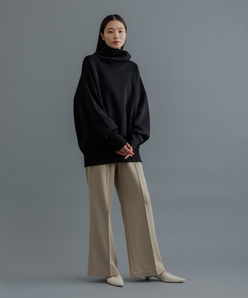 ADAM ET ROPE'(アダムエロペ)の「【WEB限定】ボリュームスリーブ 裏起毛 スウェット オフタートルネック / ユニセックス(スウェット・メンズ・ホワイト/チャコールグレー/ブラック・S/M/L)」の18枚目の写真