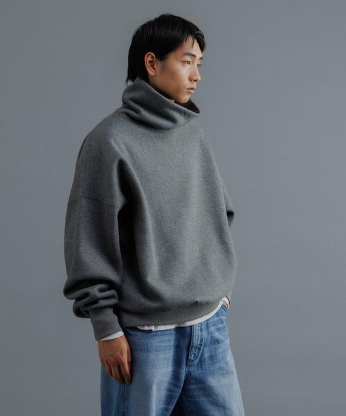 ADAM ET ROPE'(アダムエロペ)の「【WEB限定】ボリュームスリーブ 裏起毛 スウェット オフタートルネック / ユニセックス(スウェット・メンズ・ホワイト/チャコールグレー/ブラック・S/M/L)」の7枚目の写真