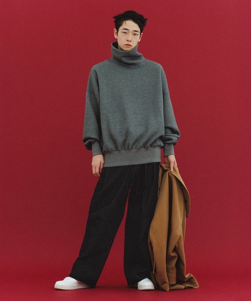 ADAM ET ROPE'(アダムエロペ)の「【WEB限定】ボリュームスリーブ 裏起毛 スウェット オフタートルネック / ユニセックス(スウェット・メンズ・ホワイト/チャコールグレー/ブラック・S/M/L)」の6枚目の写真