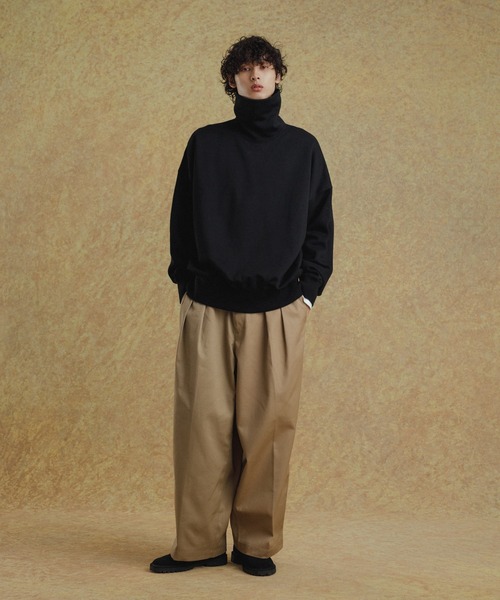 ADAM ET ROPE'(アダムエロペ)の「【WEB限定】ボリュームスリーブ 裏起毛 スウェット オフタートルネック / ユニセックス(スウェット・メンズ・ホワイト/チャコールグレー/ブラック・S/M/L)」の22枚目の写真