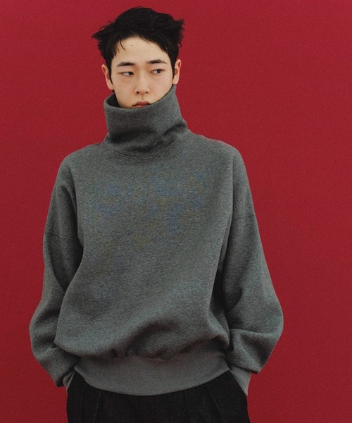 ADAM ET ROPE'(アダムエロペ)の「【WEB限定】ボリュームスリーブ 裏起毛 スウェット オフタートルネック / ユニセックス(スウェット・メンズ・ホワイト/チャコールグレー/ブラック・S/M/L)」の5枚目の写真