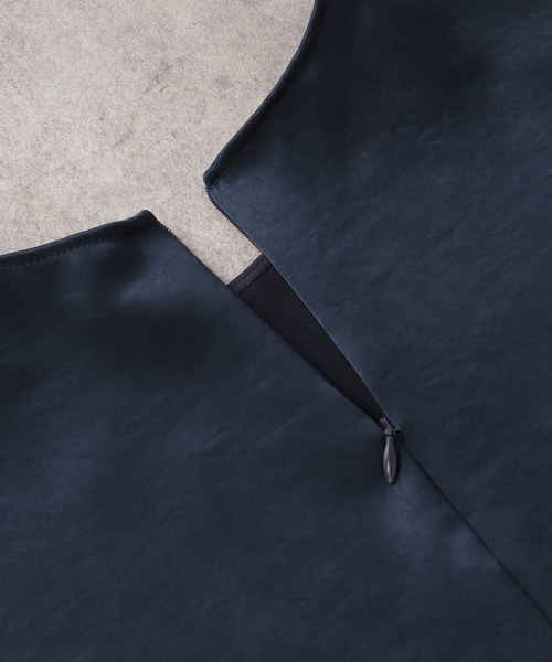 Deuxieme Classe(ドゥーズィエムクラス)の「Minimal Satin ブラウス(シャツ/ブラウス・レディース・ホワイト/ネイビー・FREE)」の4枚目の写真