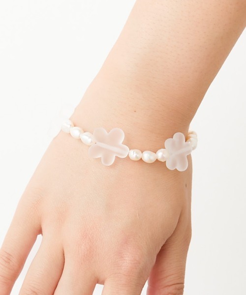 Casselini（キャセリーニ）の「Casselini(キャセリーニ)フラワーパールブレスレット（ブレスレット・レディース・ホワイト・FREE）」の3枚目の写真