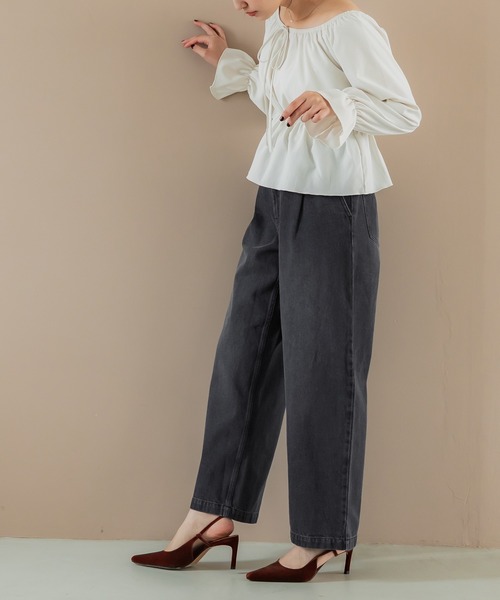 coca(coca)(コカ)の「タックデニムパンツ(デニムパンツ・レディース・ブラック/ブルー・S/M/L)」の4枚目の写真