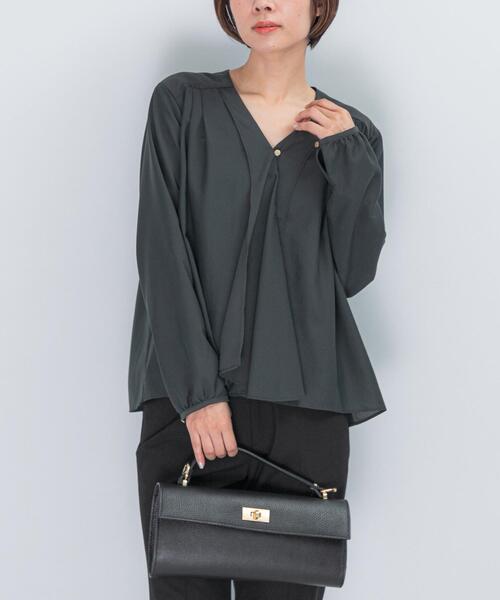 URBAN RESEARCH ROSSO WOMEN（アーバンリサーチ　ロッソ）の「ウォッシャブルVネックフレアブラウス（シャツ/ブラウス・レディース・チャコールグレー/オフホワイト・FREE）」の2枚目の写真