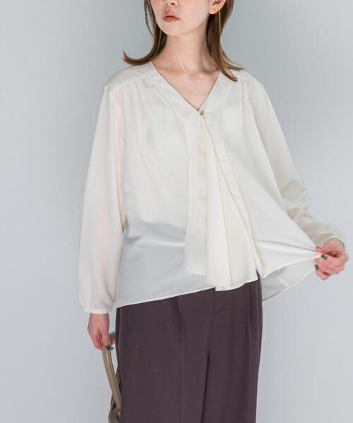 URBAN RESEARCH ROSSO WOMEN（アーバンリサーチ　ロッソ）の「ウォッシャブルVネックフレアブラウス（シャツ/ブラウス・レディース・チャコールグレー/オフホワイト・FREE）」の21枚目の写真