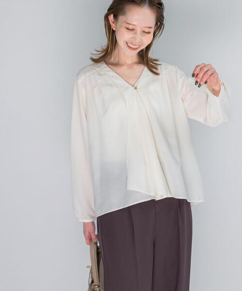 URBAN RESEARCH ROSSO WOMEN（アーバンリサーチ　ロッソ）の「ウォッシャブルVネックフレアブラウス（シャツ/ブラウス・レディース・チャコールグレー/オフホワイト・FREE）」の22枚目の写真