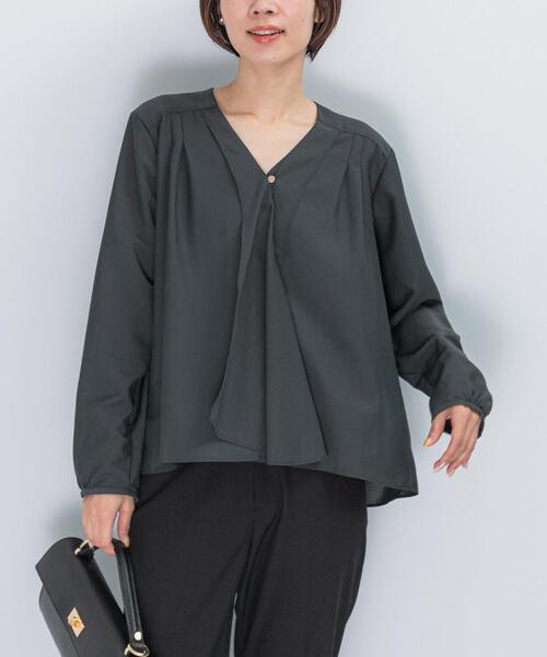 URBAN RESEARCH ROSSO WOMEN（アーバンリサーチ　ロッソ）の「ウォッシャブルVネックフレアブラウス（シャツ/ブラウス・レディース・チャコールグレー/オフホワイト・FREE）」の3枚目の写真