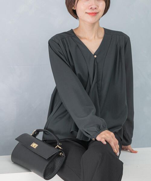 URBAN RESEARCH ROSSO WOMEN（アーバンリサーチ　ロッソ）の「ウォッシャブルVネックフレアブラウス（シャツ/ブラウス・レディース・チャコールグレー/オフホワイト・FREE）」の5枚目の写真