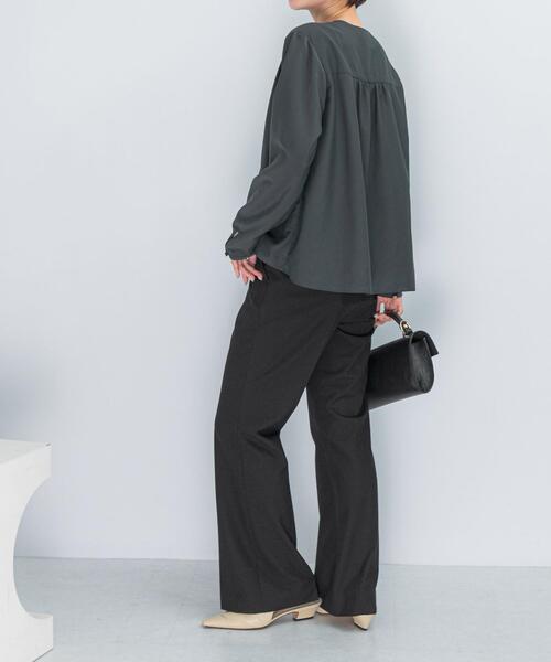 URBAN RESEARCH ROSSO WOMEN（アーバンリサーチ　ロッソ）の「ウォッシャブルVネックフレアブラウス（シャツ/ブラウス・レディース・チャコールグレー/オフホワイト・FREE）」の6枚目の写真