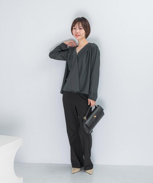 URBAN RESEARCH ROSSO WOMEN（アーバンリサーチ　ロッソ）の「ウォッシャブルVネックフレアブラウス（シャツ/ブラウス・レディース・チャコールグレー/オフホワイト・FREE）」の7枚目の写真