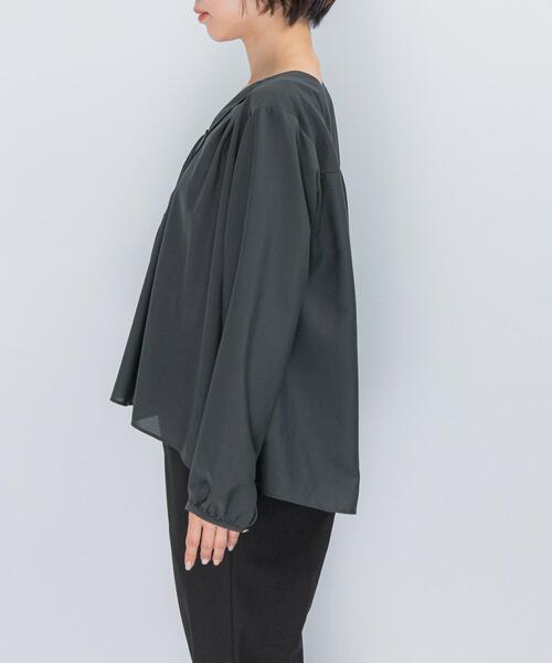 URBAN RESEARCH ROSSO WOMEN（アーバンリサーチ　ロッソ）の「ウォッシャブルVネックフレアブラウス（シャツ/ブラウス・レディース・チャコールグレー/オフホワイト・FREE）」の9枚目の写真