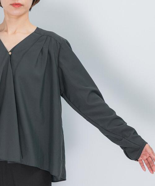 URBAN RESEARCH ROSSO WOMEN（アーバンリサーチ　ロッソ）の「ウォッシャブルVネックフレアブラウス（シャツ/ブラウス・レディース・チャコールグレー/オフホワイト・FREE）」の11枚目の写真